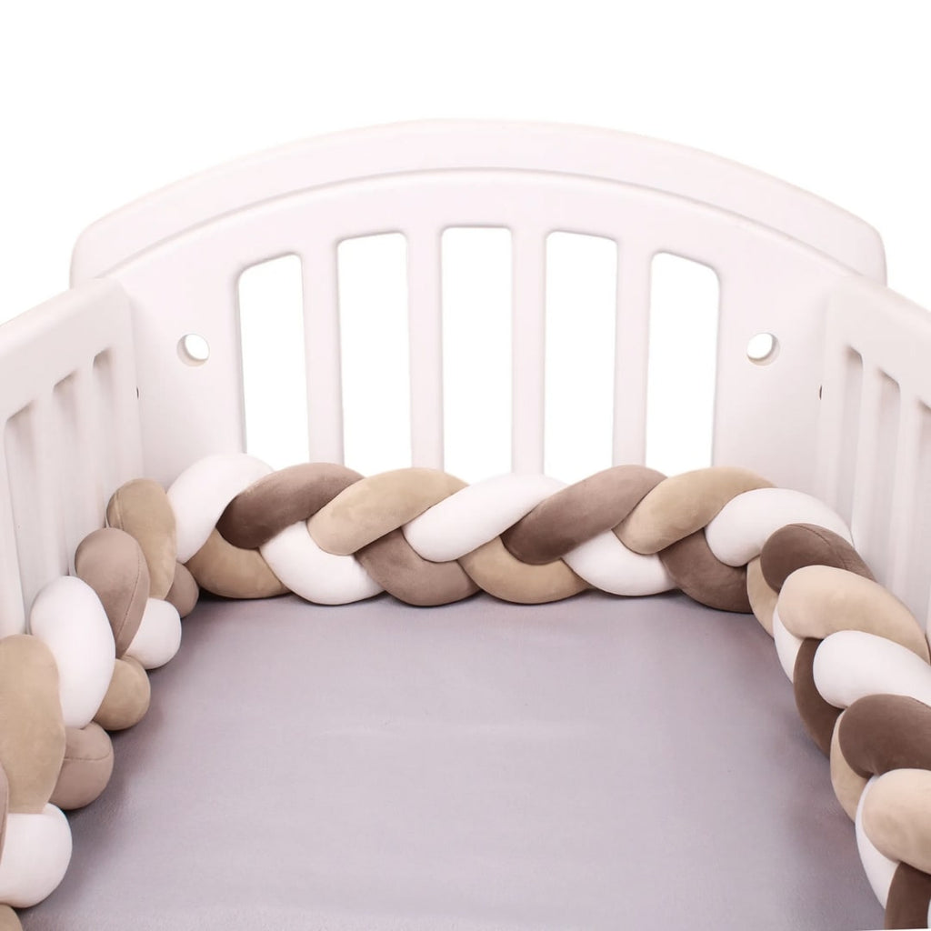 tour de lit tressé autour de bebe